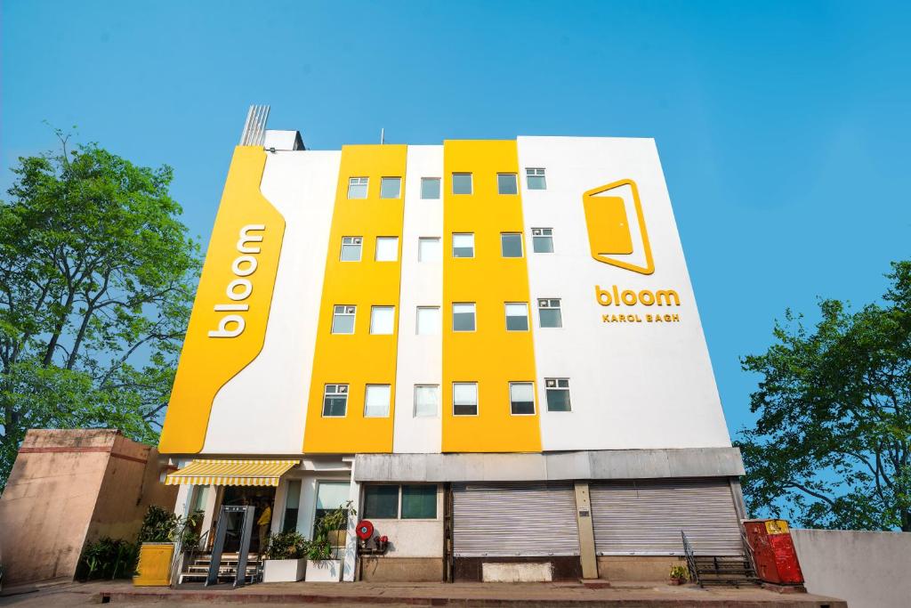 um edifício com um edifício amarelo e branco em Bloom Hotel - Karol Bagh em Nova Deli
