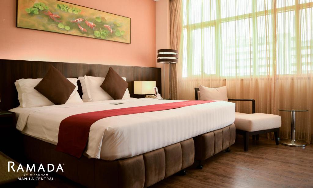 Postel nebo postele na pokoji v ubytování Ramada by Wyndham Manila Central