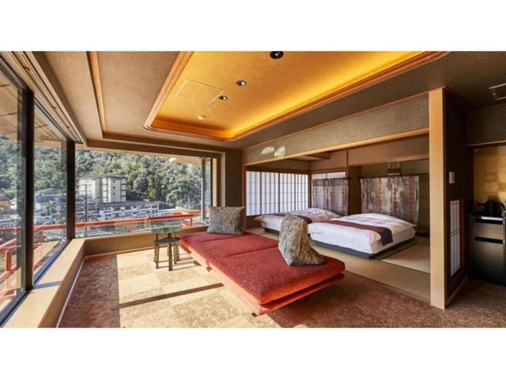 sypialnia z 2 łóżkami i dużym oknem w obiekcie Mansuirou - Vacation STAY 32144v w mieście Misasa