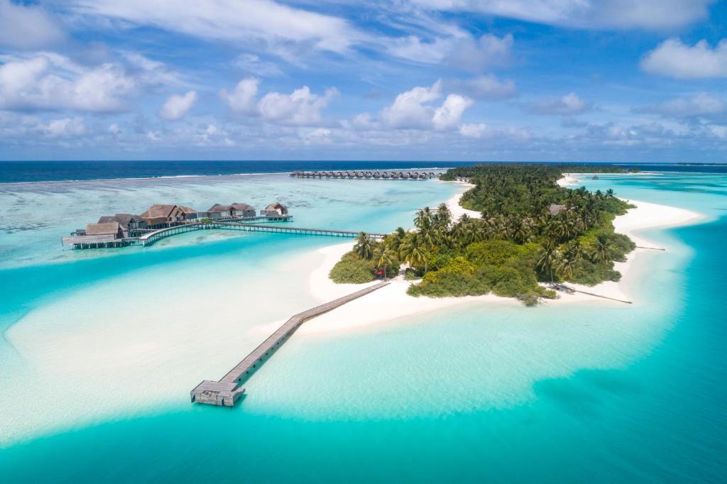 une île dans l'océan avec un complexe dans l'établissement Niyama Private Islands Maldives, à Dhaalu Atoll