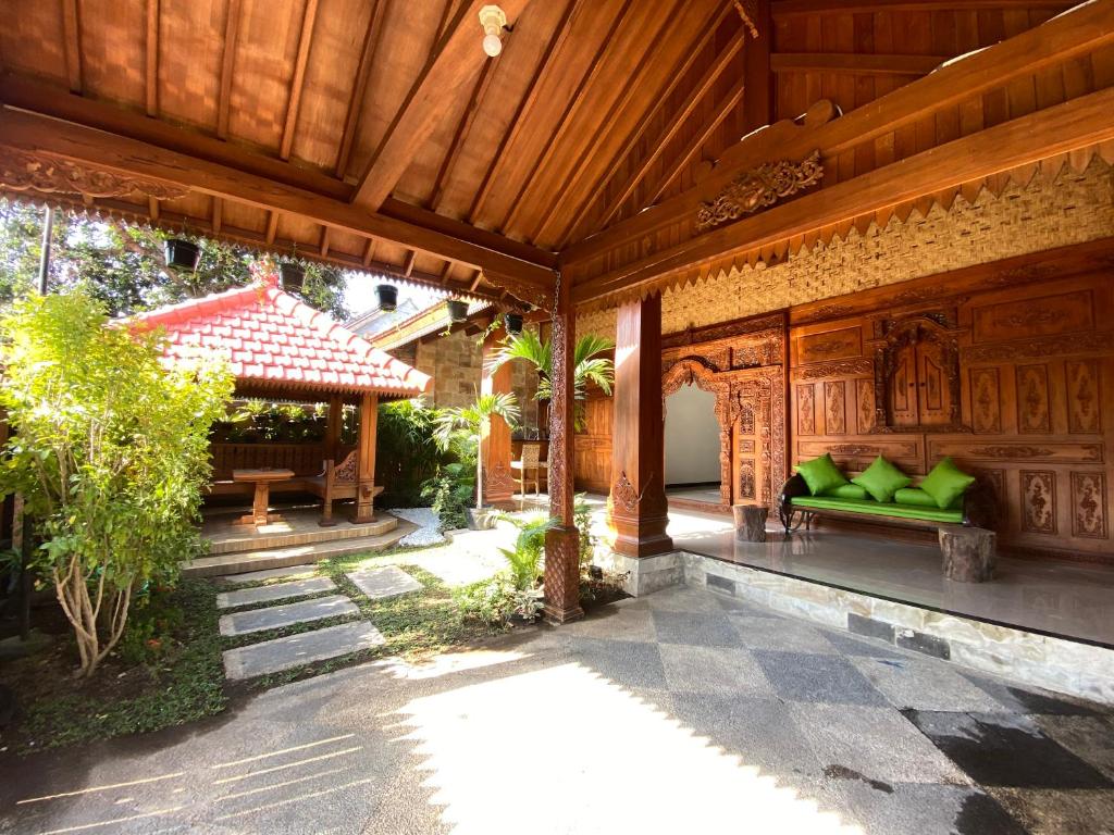 een patio met een bank en een prieel bij ReVive by Snooze in Banyuwangi