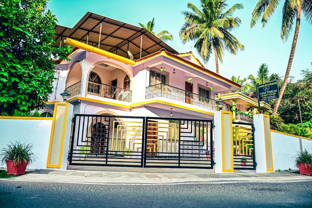 ein rosafarbenes Haus mit einem schwarzen Tor in der Unterkunft CASA FERIAS in Varca