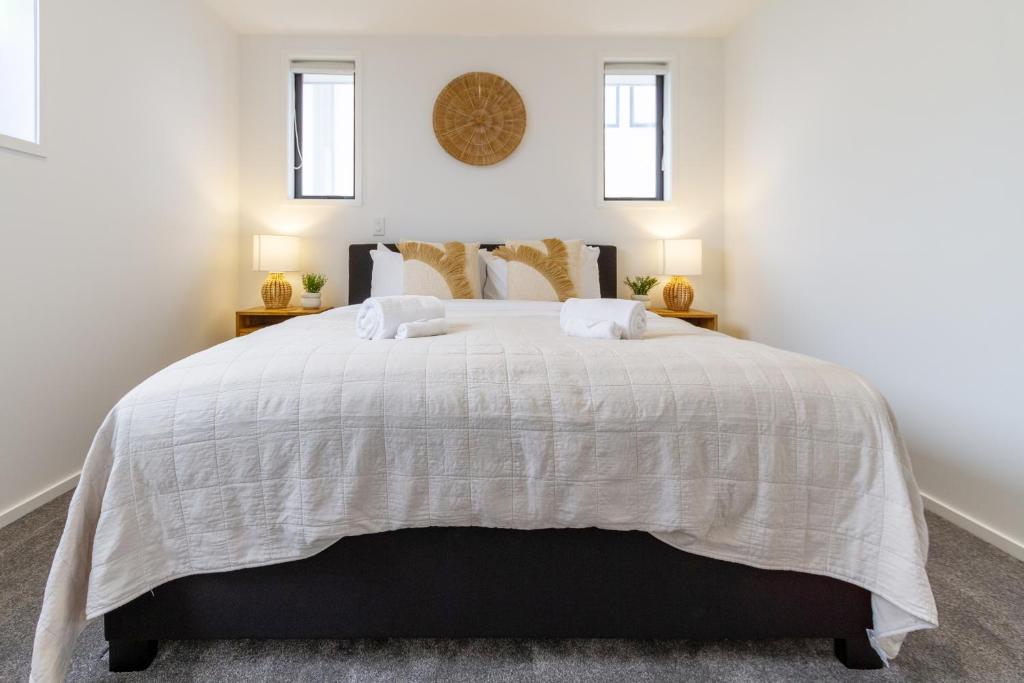 New Brighton Beach Explore King Bed and sofa bed, Christchurch