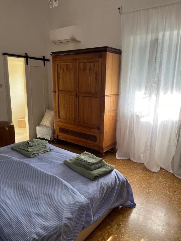 1 dormitorio con 1 cama con 2 toallas en A CASA DEL CONSOLE, en Mondello