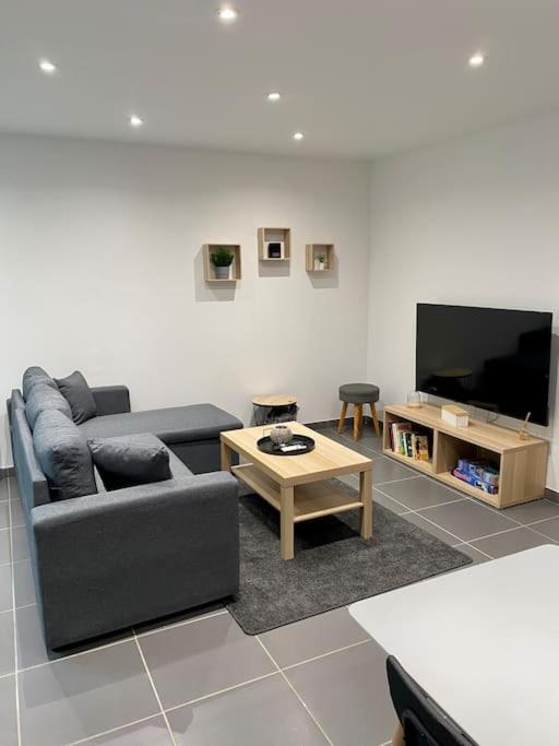 sala de estar con sofá y TV en Joli duplex neuf centre Seclin., en Seclin