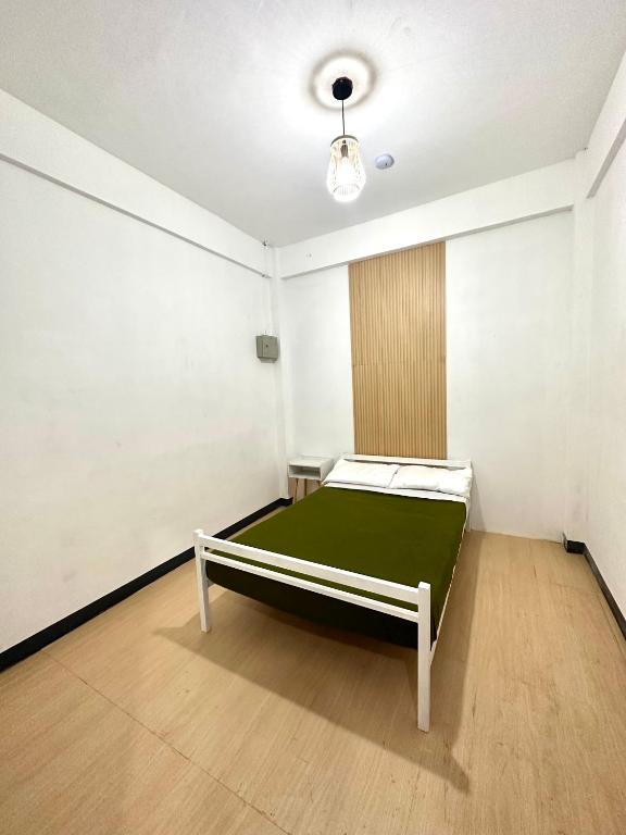 um quarto com uma cama no meio em Zz Dormitel em Nabua