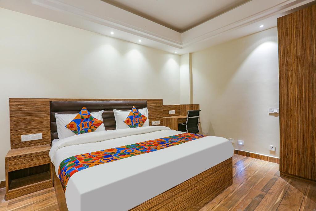 1 dormitorio con 1 cama grande en una habitación en FabHotel Stargaze, en Kānpur
