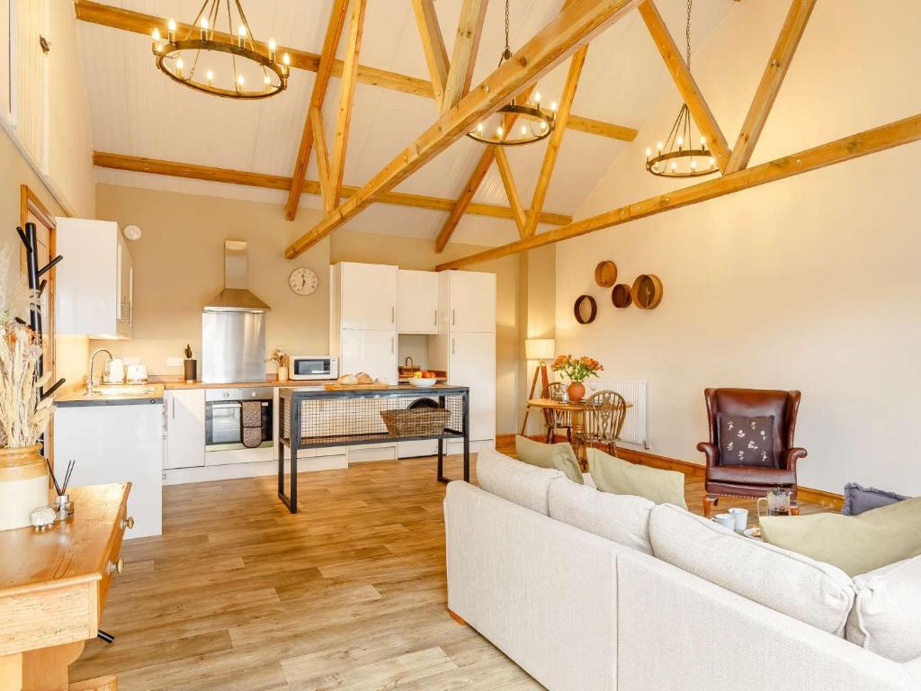 sala de estar con sofá blanco y cocina en 1 Bed in Glastonbury 86979 en Edington