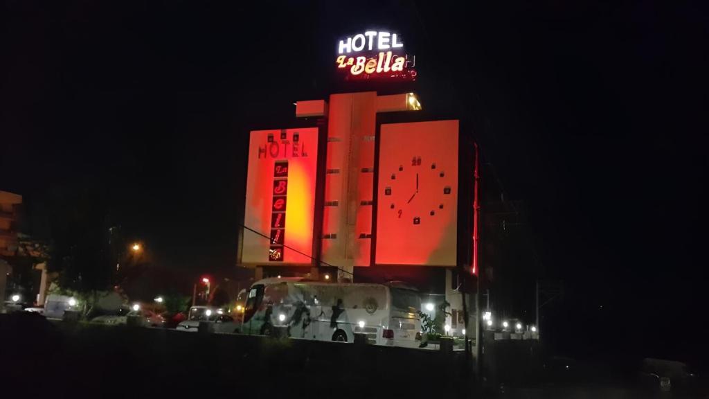 um hotel com um letreiro de néon à noite em Hotel La Bella Soma em Soma
