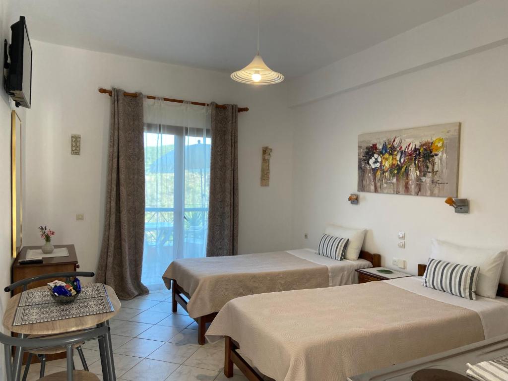 Postel nebo postele na pokoji v ubytování Floros Apartments
