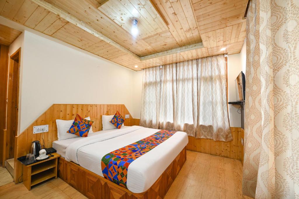 Säng eller sängar i ett rum på FabHotel Misty Hills Nehru Kund