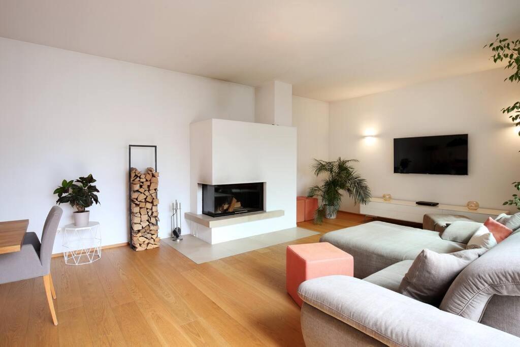 sala de estar con sofá y chimenea en Elegantes Haus zum Wohlfühlen, en Viena