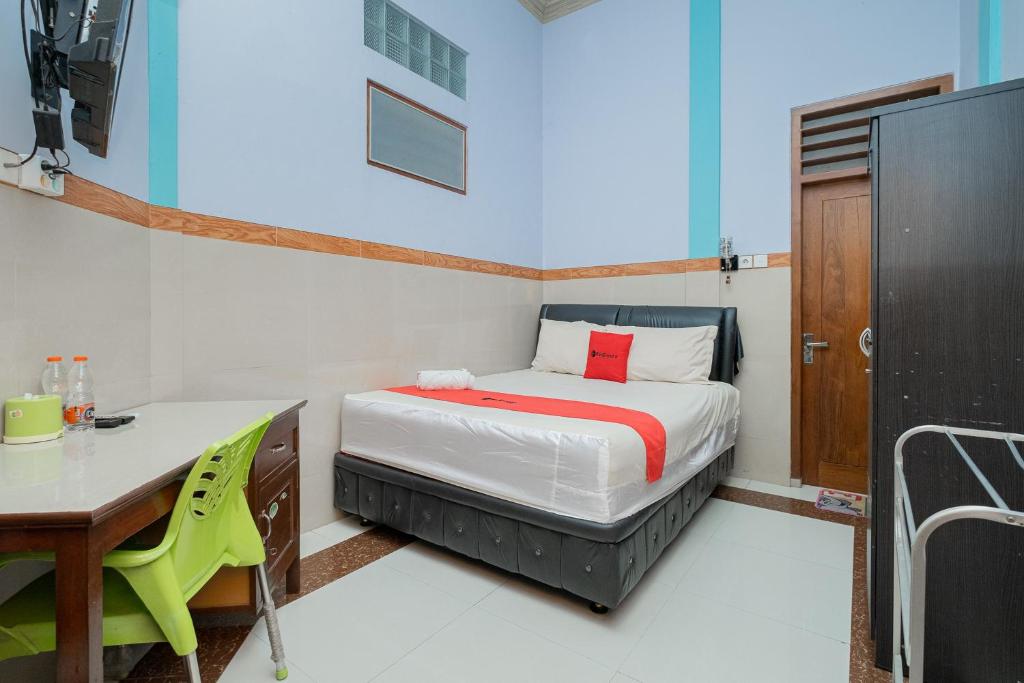 Postel nebo postele na pokoji v ubytování RedDoorz Syariah near Alun-Alun Bojonegoro