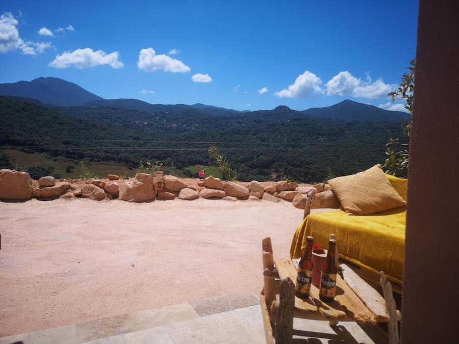 Cette chambre comprend un lit et offre une vue sur les montagnes. dans l'établissement Joli Studio au cœur du maquis, à Ocana