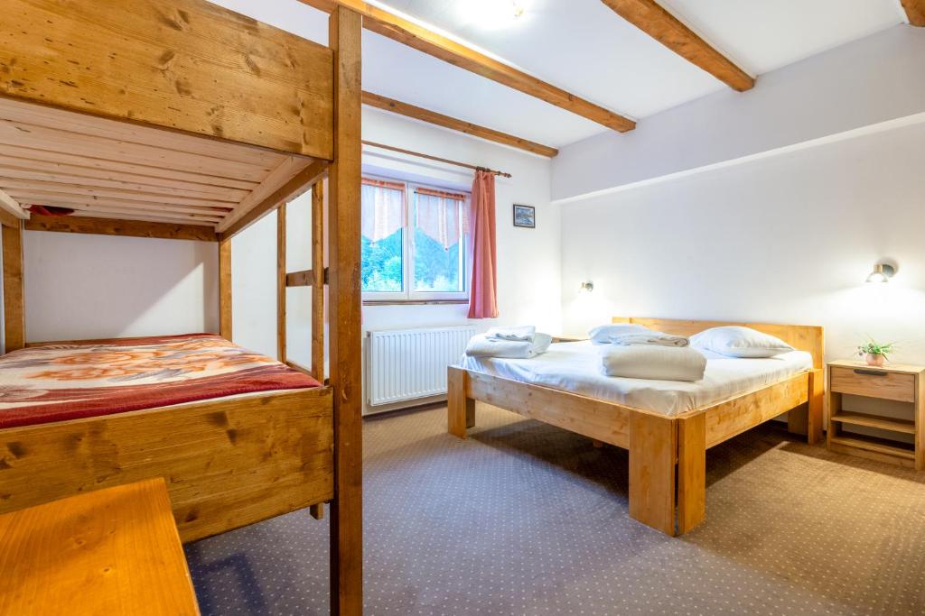 una camera con 2 letti a castello e una finestra di Resort 7 Crai - Cabana Craiul Crailor a Zărneşti