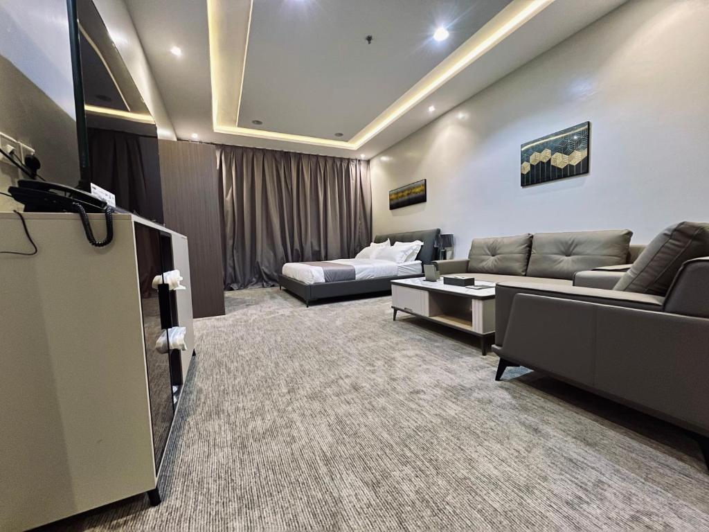uma sala de estar com dois sofás e um sofá em قمم بارك الباحة Qimam Park Hotel 7 em Al Baha