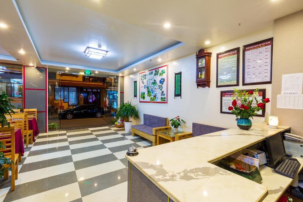 un vestíbulo de un restaurante con suelo a cuadros en Sapa Snow Hotel, en Sa Pa