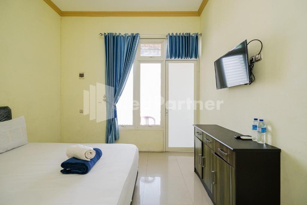 Grand Kencana Guesthouse near Wisata Bahari Lamongan Mitra RedDoorz - Habitación Doble Estándar