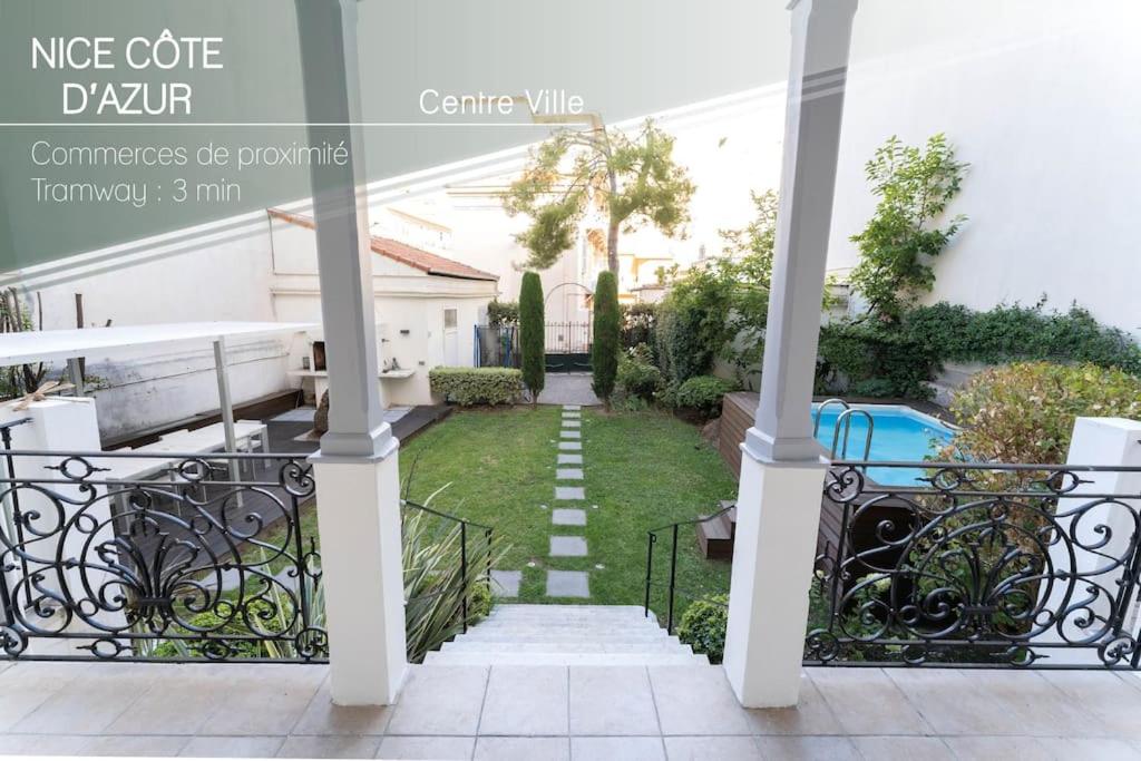 - une vue depuis le balcon d'une maison avec une cour dans l'établissement Superbe appartement avec jardin piscine, garage, à Nice