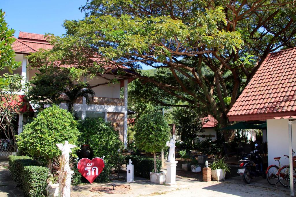 プランブリーにあるThe Hillside Pranburi Resortの前の心看板のある家