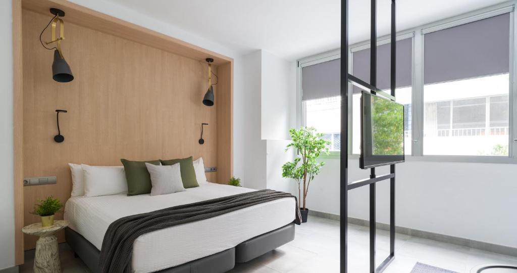 1 dormitorio con cama y ventana en Tusity One, en Las Palmas de Gran Canaria