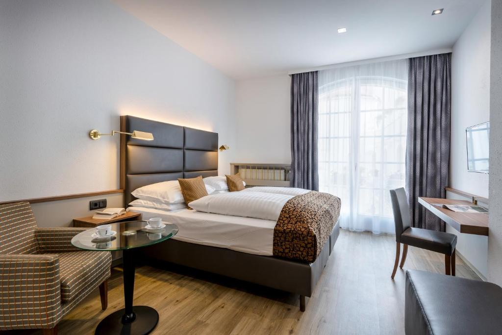 Postel nebo postele na pokoji v ubytování IMLAUER Hotel Nestroy Wien