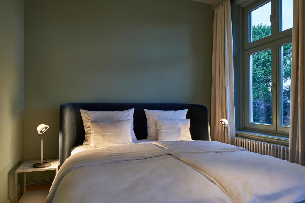 Postel nebo postele na pokoji v ubytování stilwerk Hotel Heimhude