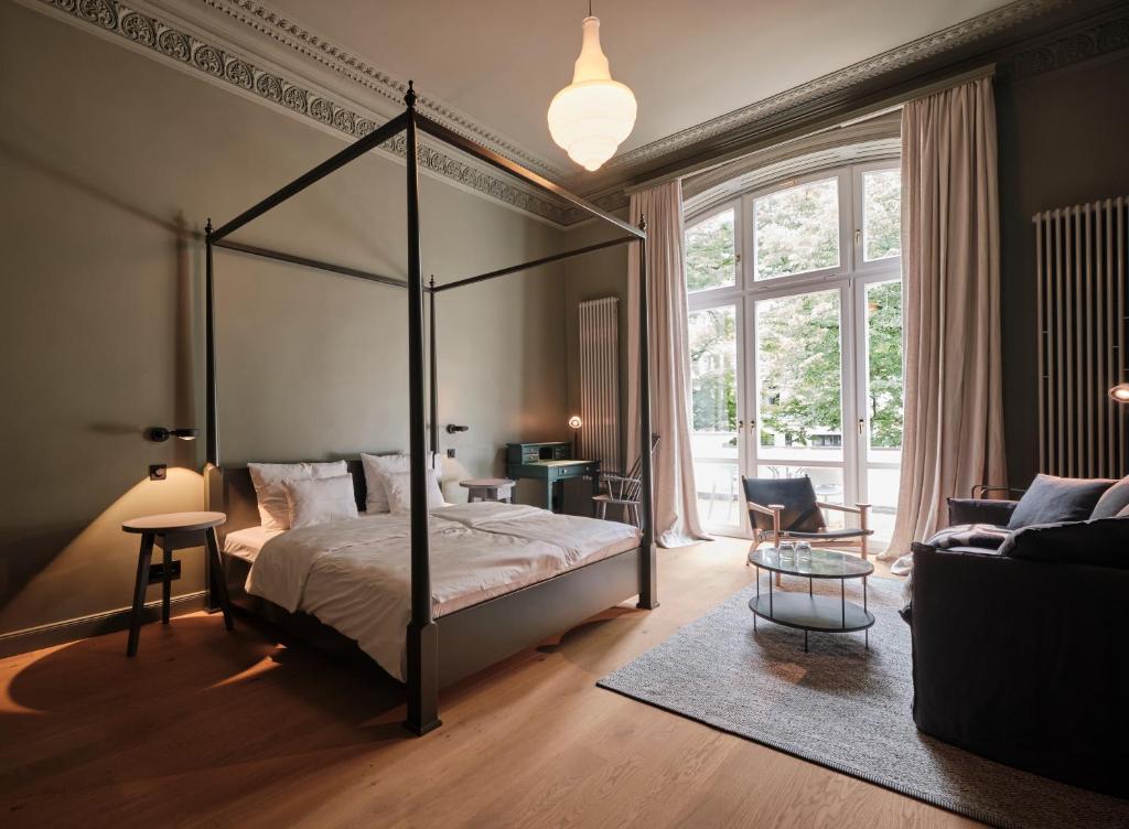 Postel nebo postele na pokoji v ubytování stilwerk Hotel Heimhude