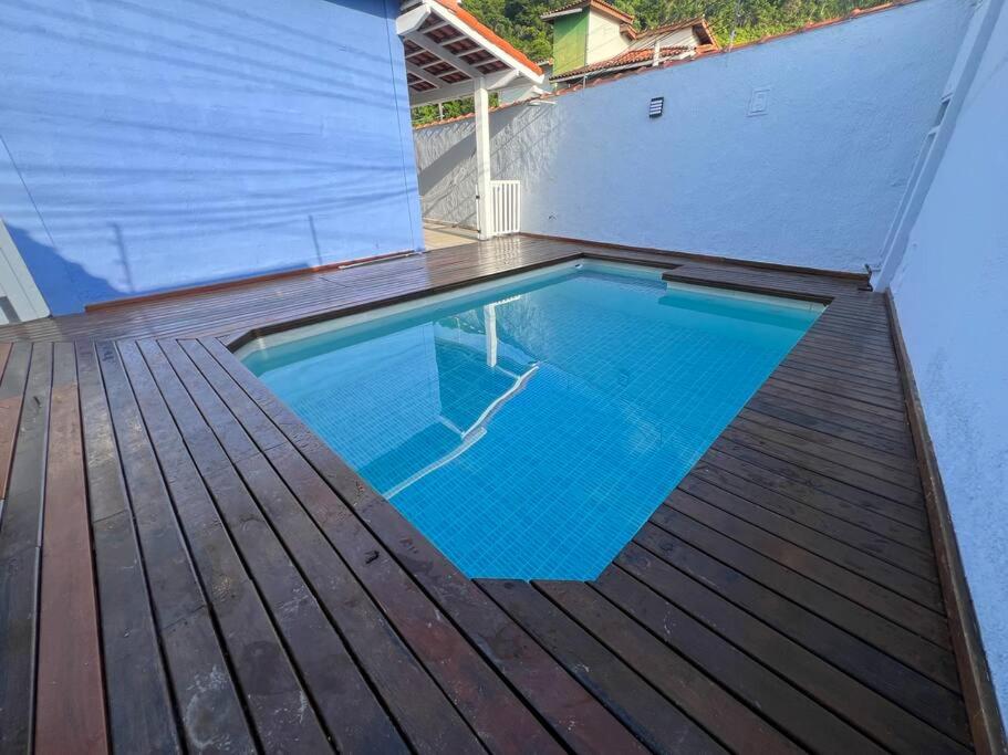 Πισίνα στο ή κοντά στο Casa em Juquehy com piscina a 100 metros da praia