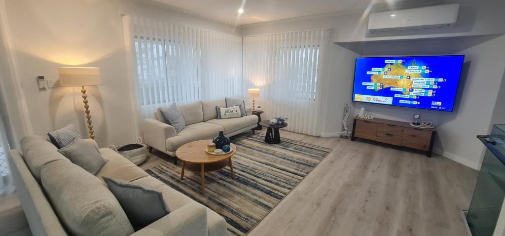 TV a/nebo společenská místnost v ubytování Beach House Yeppoon - ARay at Cooee Bay - Apt A