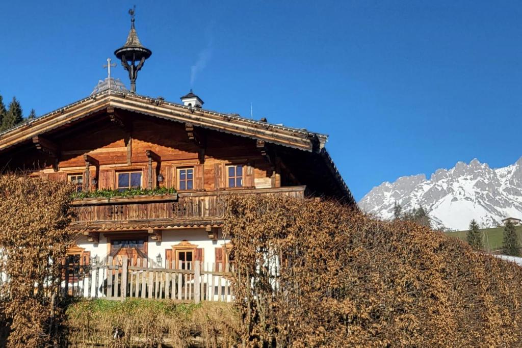uma grande casa de madeira no topo de uma montanha em Chalet Nestwärme em Reith bei Kitzbühel