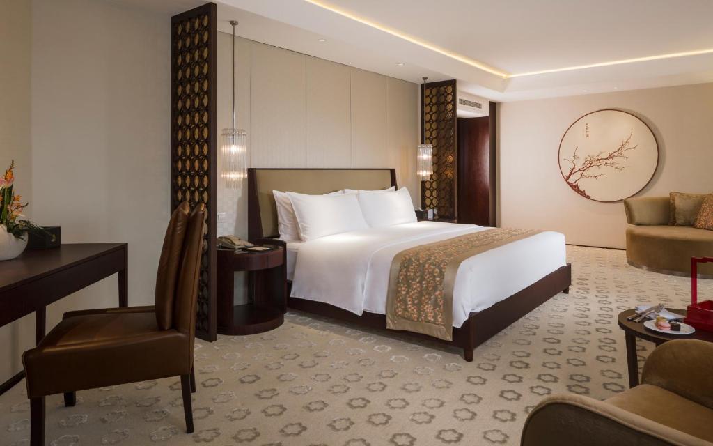 Postel nebo postele na pokoji v ubytování Jinling Hotel