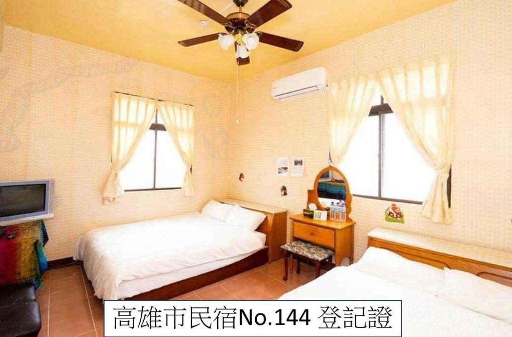 Min-tsu的住宿－那瑪夏Lu-Mah民宿，一间卧室配有两张床和吊扇