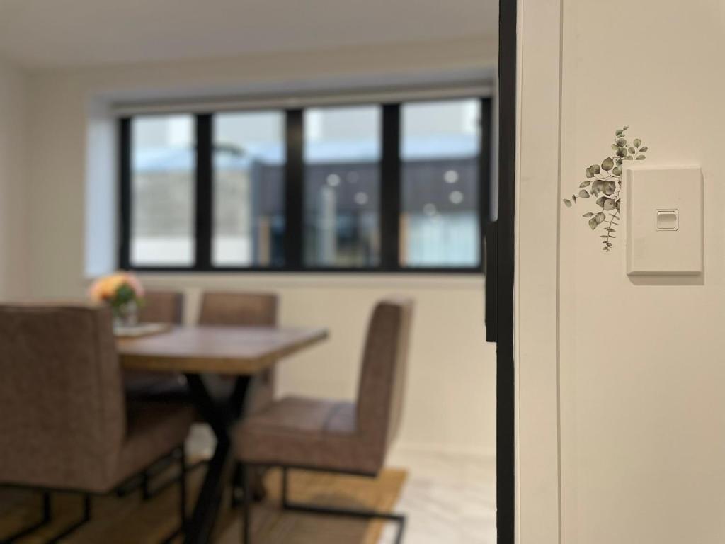 Luxury CBD 2 Bed Near Riverside Market Free Parking! - Resim 18