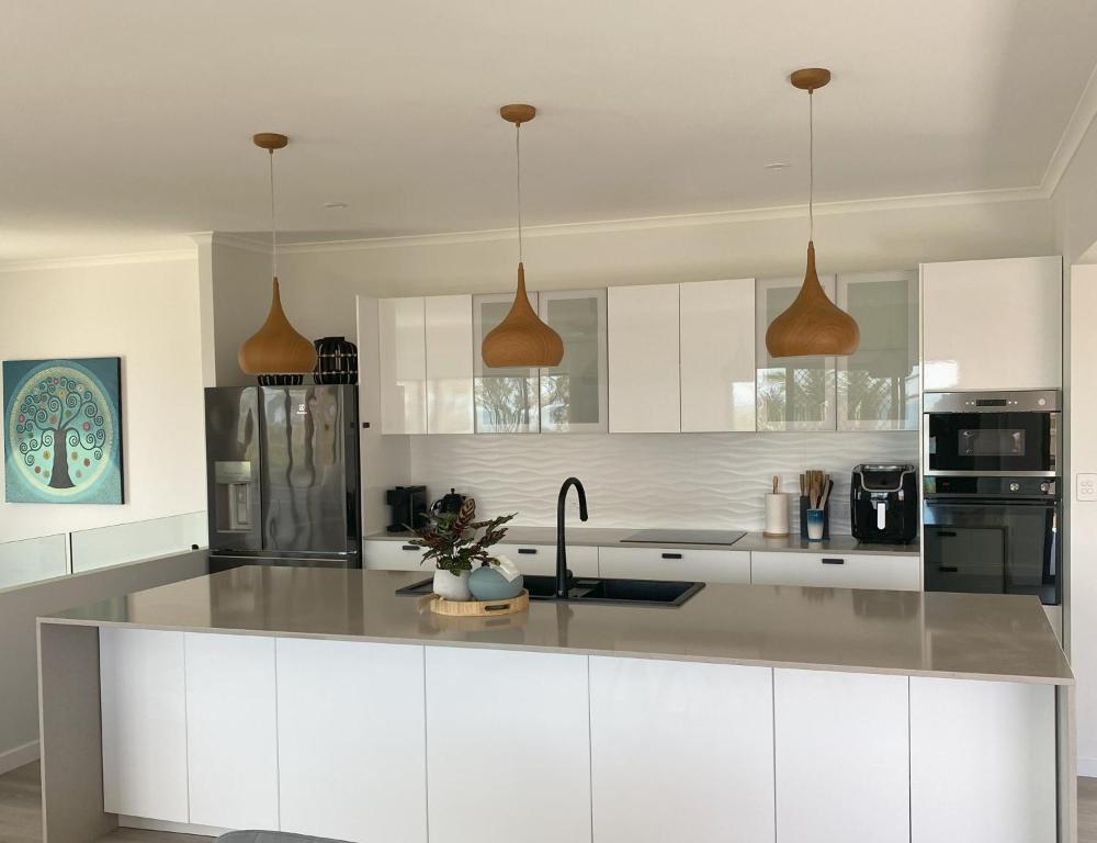 Kuchyň nebo kuchyňský kout v ubytování Beach House Yeppoon - ARay at Cooee Bay - Apt A