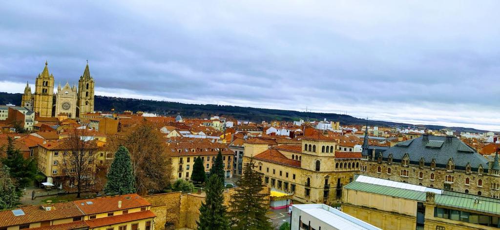 a view of a city with a clock tower at pleno centro nuevo parking in León