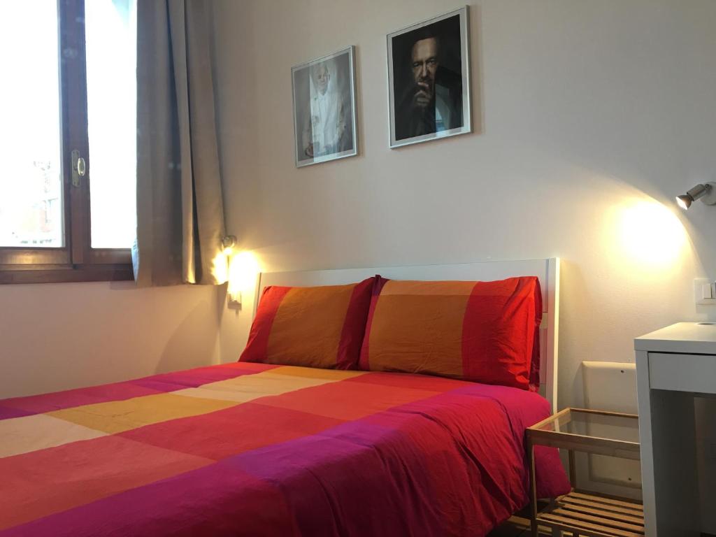 - une chambre avec un lit et une couverture colorée dans l'établissement Residence Villa Rendina, à Mestre