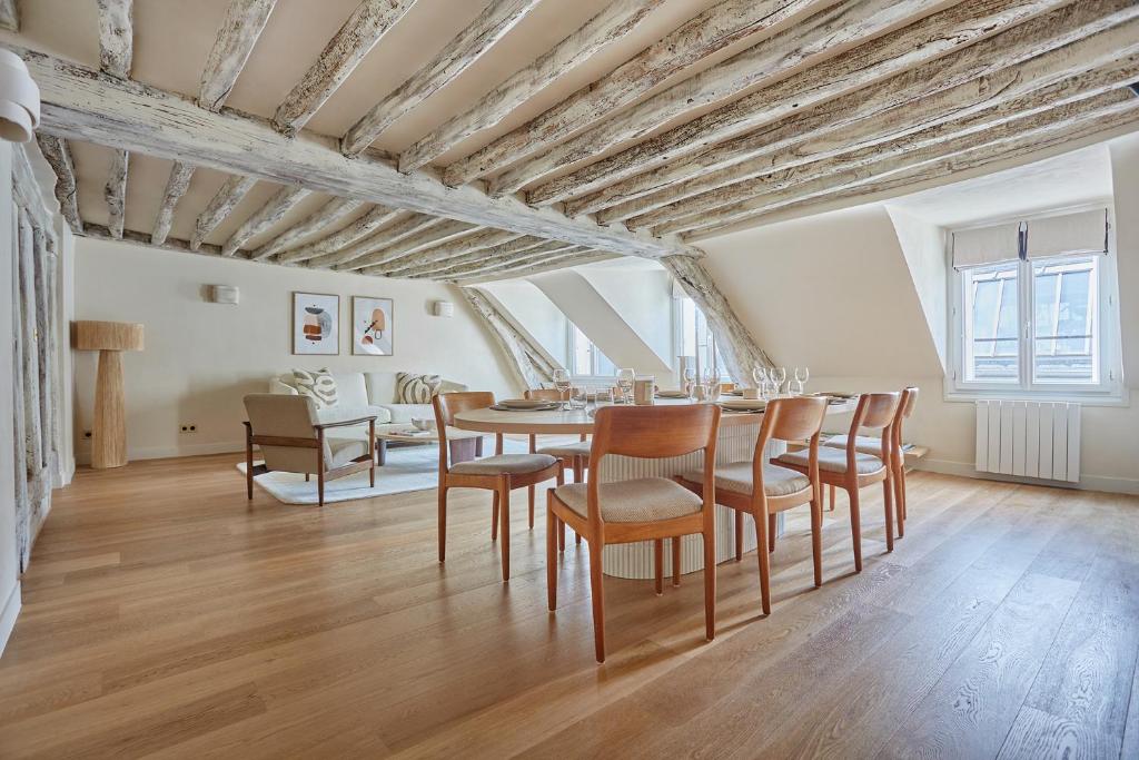 une salle à manger avec une table et des chaises dans l'établissement Apartment Place Vendome by Studio prestige, à Paris