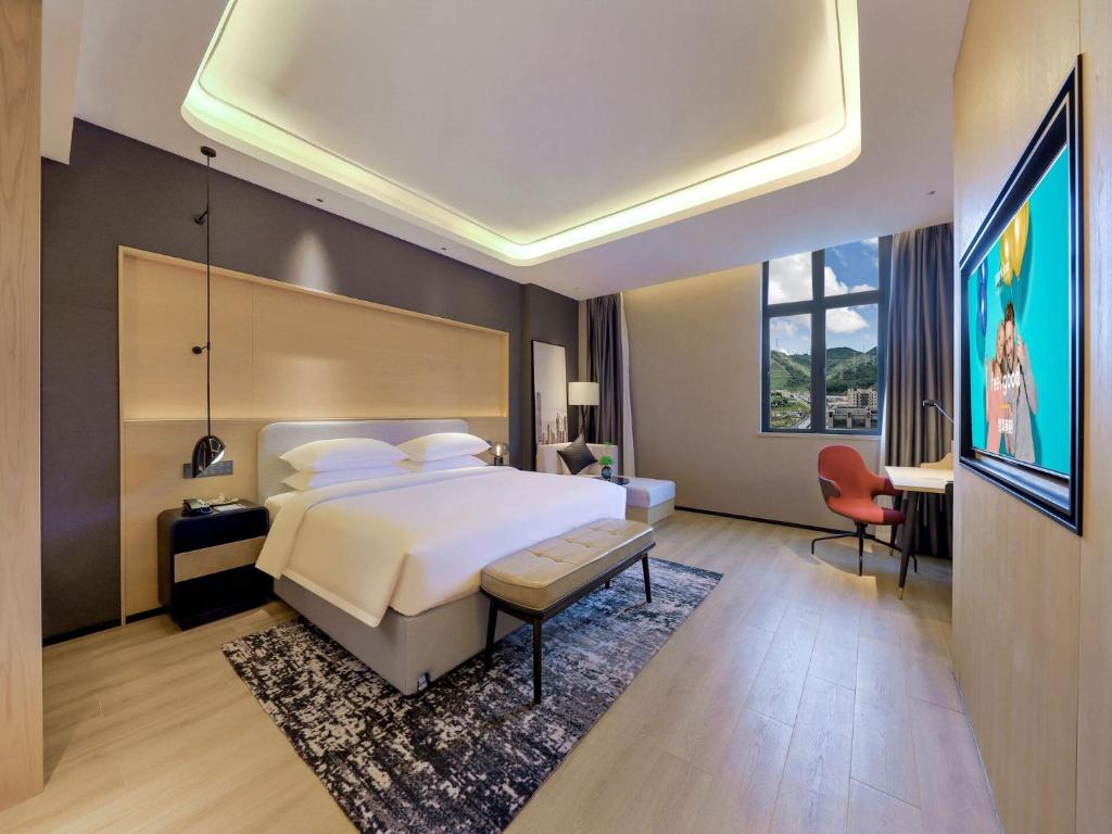 Postel nebo postele na pokoji v ubytování Park Inn by Radisson Zhuhai Gaolan Port