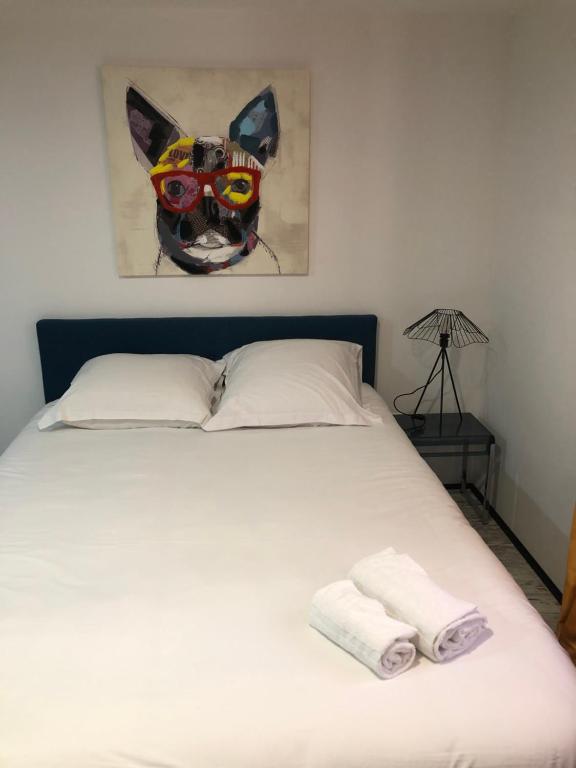 a bedroom with a bed with two towels on it at Sainte Cécile 9 - Studio Pop entre sol in Vichy
