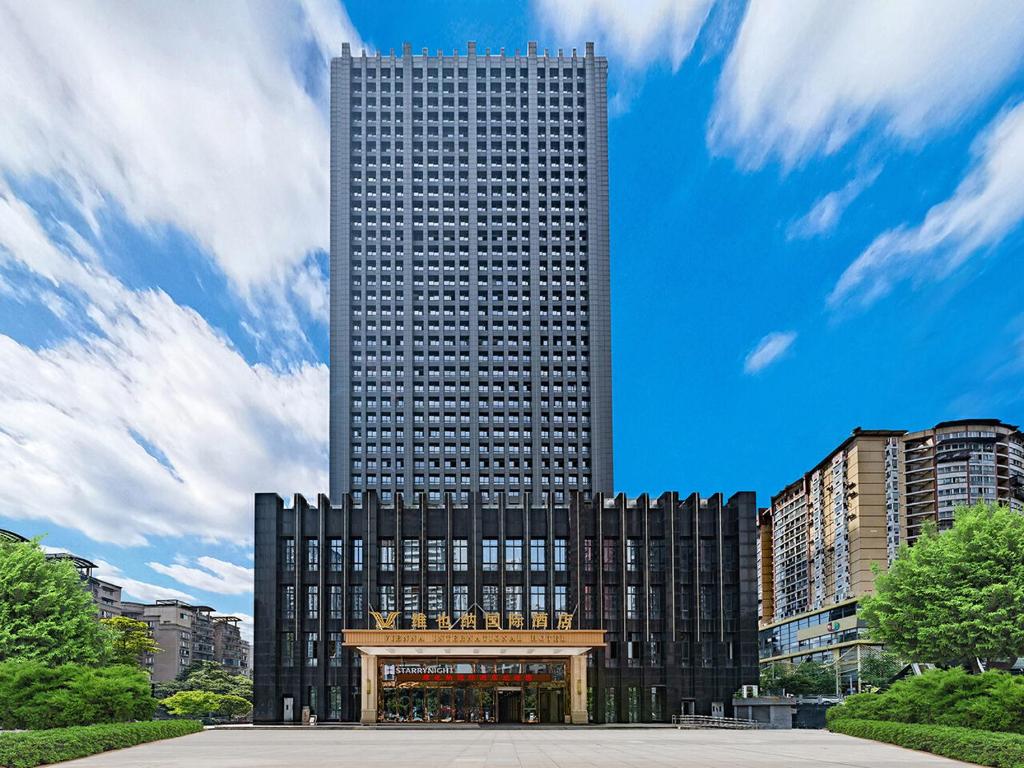 um edifício alto e preto com um dossel à sua frente em Vienna International Hotel Chongqing Jiangbeizui Financial Center em Chongqing