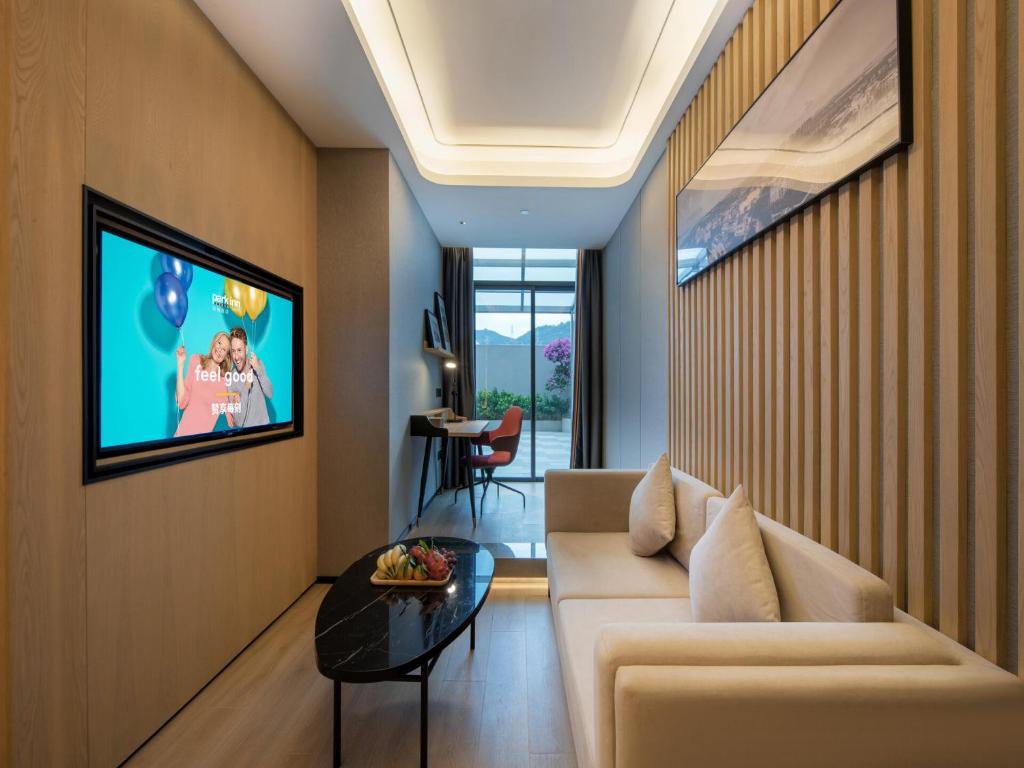 TV a/nebo společenská místnost v ubytování Park Inn by Radisson Zhuhai Gaolan Port
