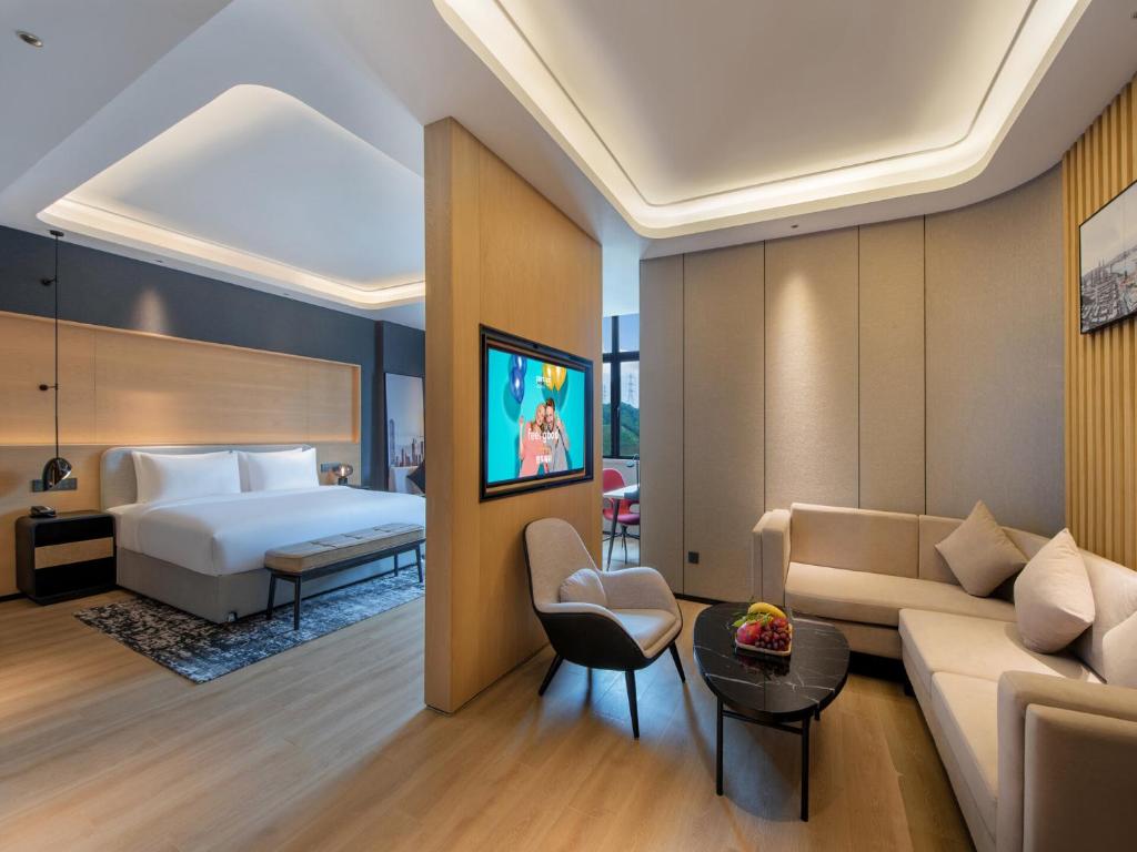 Postel nebo postele na pokoji v ubytování Park Inn by Radisson Zhuhai Gaolan Port