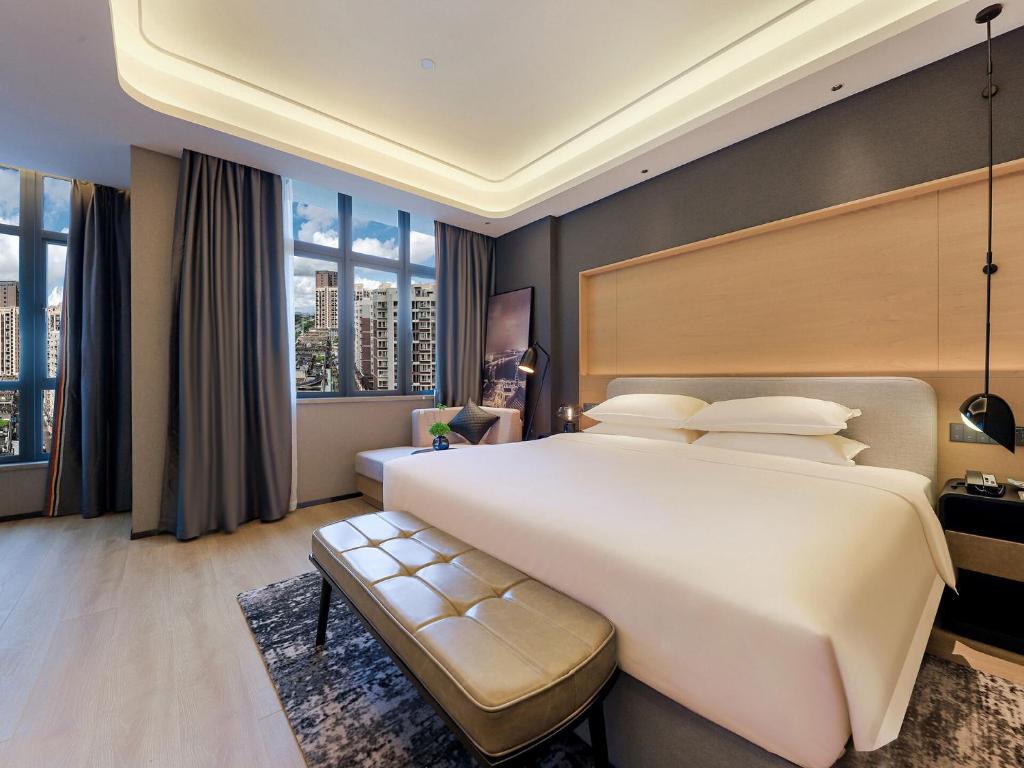 Postel nebo postele na pokoji v ubytování Park Inn by Radisson Zhuhai Gaolan Port