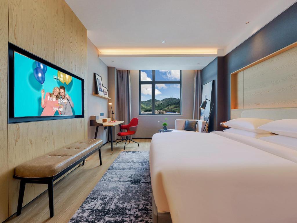 TV a/nebo společenská místnost v ubytování Park Inn by Radisson Zhuhai Gaolan Port