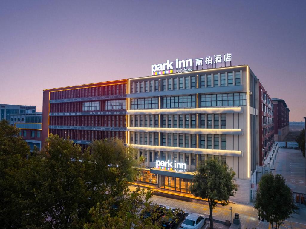 Un bâtiment avec un panneau en haut dans l'établissement Park Inn by Radisson Shandong Yucheng High-tech Zone Detpak Plaza, à Yucheng