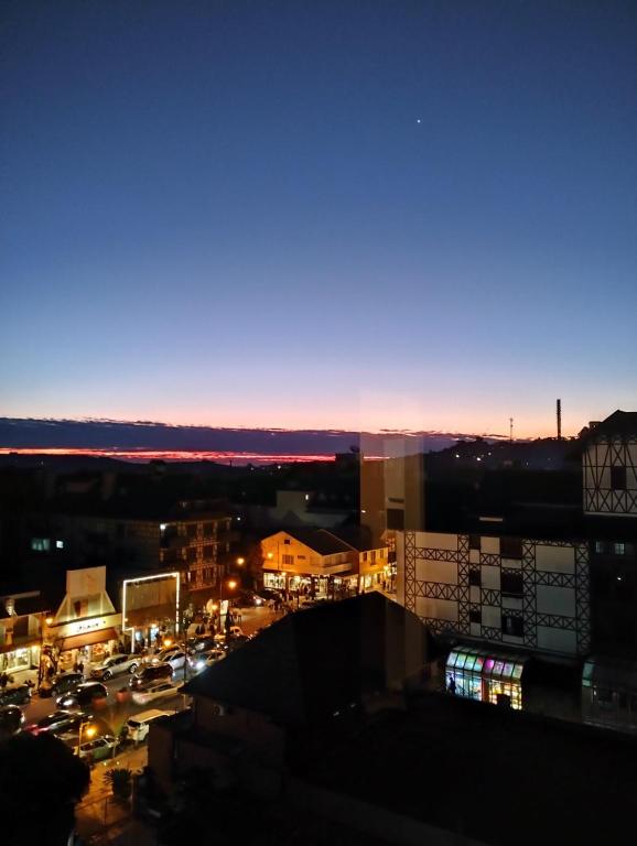 a view of a city at night at Ótimo quarto, requinte. in Rio do Sul