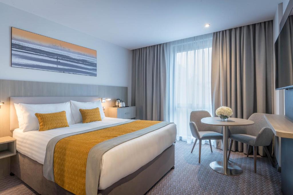 Un pat sau paturi într-o cameră la Maldron Hotel Sandy Road Galway