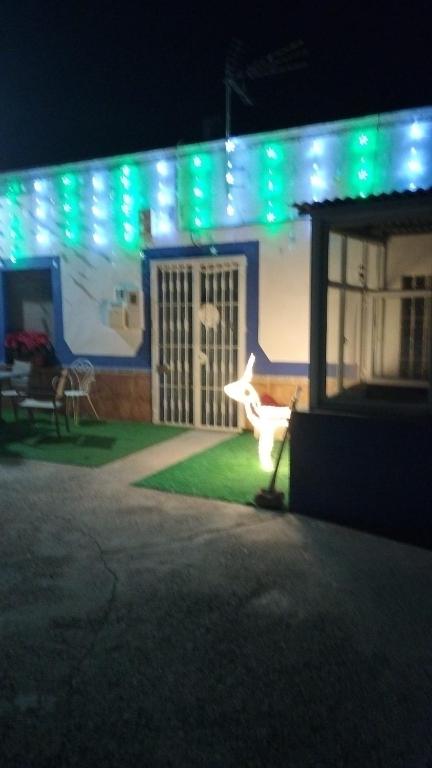 アルメリアにあるCasa en Alcazabaの青い灯りを持つ家