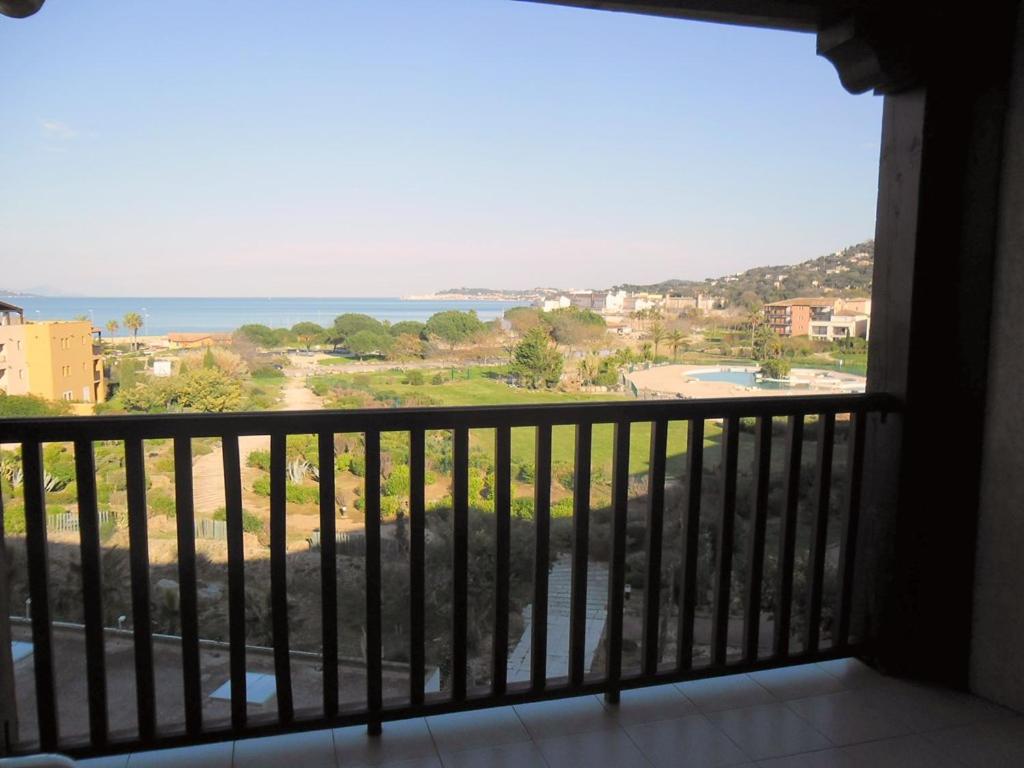 une vue sur l'océan depuis un balcon dans l'établissement GASRIAN - Meublé de tourisme classé 3 étoiles, avec accès plage et piscine, à Gassin
